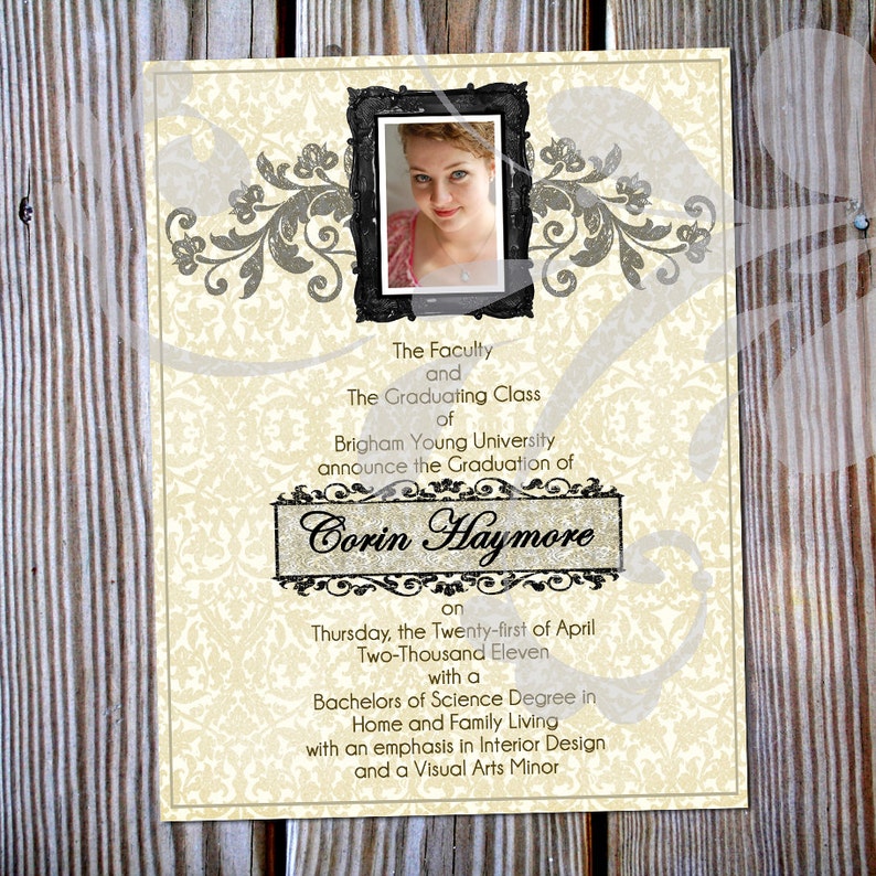 Annonce de remise des diplômes du Classy College Personnalisé 4.25 x5.5 avec Fleur Antique, Impression Damas, Cadre vintage, Script et Photo numérique image 1