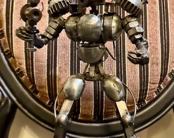 Escultura cinética de robot de metal plateado de 13 pulgadas, hecha a mano, con tuercas y pernos de chatarra, figura artística para decoración del hogar, estilo steampunk industrial, punk, ciencia ficción, estilo retro.