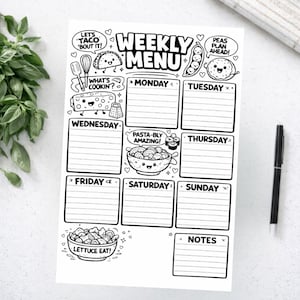 Peut inclure: Un planificateur de menu hebdomadaire en noir et blanc avec des illustrations de nourriture de dessin animé. Comprend des sections pour chaque jour de la semaine, avec des phrases comme "Let's Taco 'bout it!". Un stylo noir est à côté.