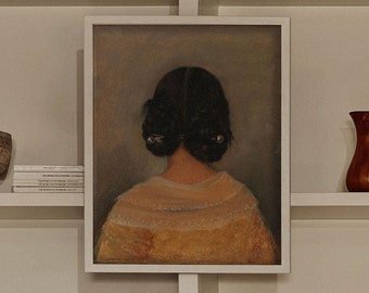 Pode incluir: Uma estante branca com vários itens nela, incluindo uma pintura emoldurada de uma mulher com cabelo escuro, um jarro de cerâmica branco, uma pilha de livros, uma pequena caixa de madeira e um vaso de cerâmica marrom.