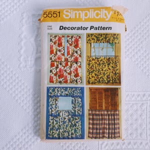 Peut inclure: Un patron de couture Simplicity pour des rideaux décoratifs. Le numéro du patron est 5551 et le patron est pour une seule taille. Le patron montre quatre designs de rideaux différents, y compris des motifs floraux, à carreaux et géométriques.