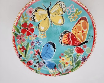 Set di 2 piatti da insalata in porcellana Pier 1 Imports con motivo a farfalle e vivaci decorazioni floreali.