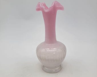 Vaso vintage vittoriano in vetro artistico con decorazioni sfumate rosa e volant, oggetto da collezione.