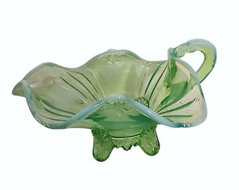 Dugan グリーン オパールセントガラス 脚付きおむつ皿 ハンドル付き