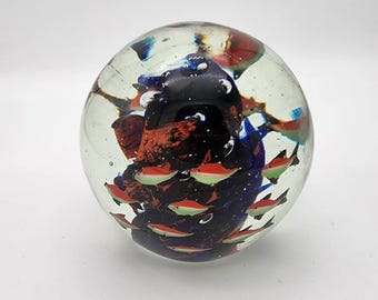 Pisapapeles de cristal grande con forma de acuario de vida marina de 5,5 pulgadas.