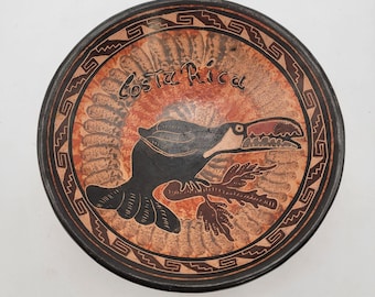 Signierte handgefertigte Guatil Costa Rica Footed Art Pottery Bowl von Jesus mit Tukan-Design