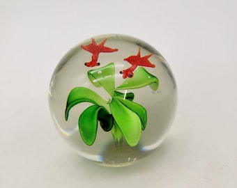 Pisapapeles de cristal artístico vintage con dos peces dorados de cola de abanico rojos y hojas verdes.