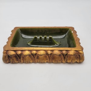 May include: A rectangular wooden sign, distressed for a rustic look, bearing the handwritten text "Welcome to our home". Ideal for a front door or hallway, it offers a warm welcome. The sign is suitable for indoor or outdoor use.