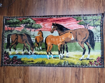 ヴィンテージ風の馬のベルベットタペストリー壁掛けアート（放牧風景付き）