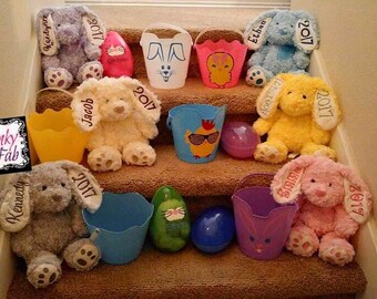 Conejito de peluche con nombre y fecha bordados en las orejas.