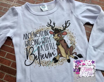 No hay nada malo con una pequeña camisa para adultos