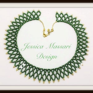 Può includere: Una collana di perline verdi e dorate con un design delicato e intricato. La collana è esposta su uno sfondo bianco con il testo "Jessica Massari Design".