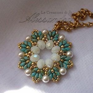 Può includere: Una collana con catena dorata con un ciondolo a forma di fiore composto da perline turchesi e bianche. Il ciondolo ha un centro dorato ed è circondato da perle bianche.