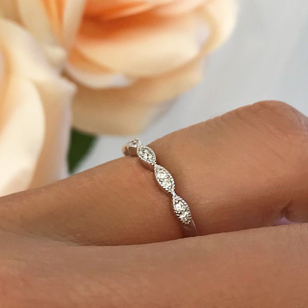 Banda de boda Art Déco, anillo de compromiso pequeño, banda de media eternidad, simulantes de diamantes hechos por el hombre, plata de ley, anillo nupcial de estilo vintage