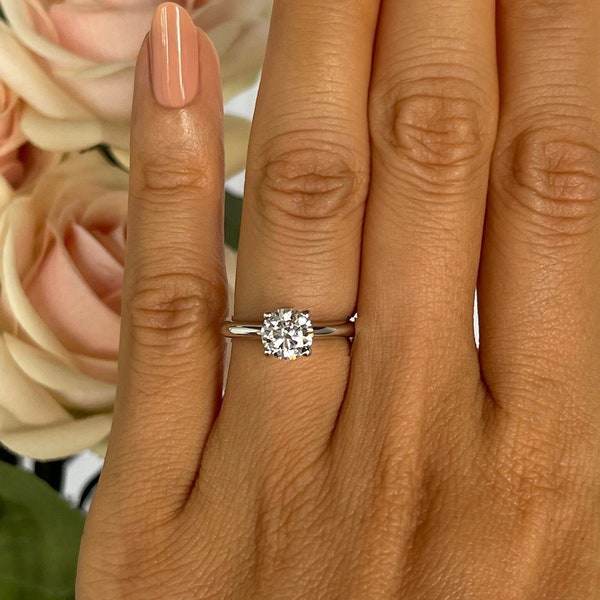 Anello di fidanzamento solitario classico a 4 punte 1 ct, anello rotondo classico solitario, simulante con diamanti artificiale, argento sterling