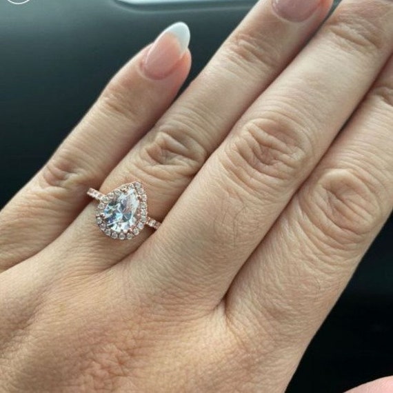 Anillo de compromiso Classic Pear Halo de 2.5 ctw simulantes de