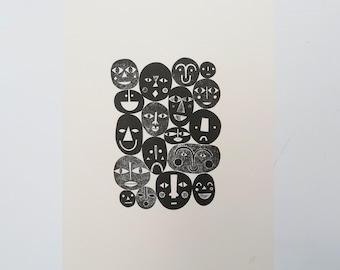 Puede incluir: Grabado en blanco y negro que presenta una colección de caras estilizadas con diversas expresiones. Las caras están dispuestas en un patrón de cuadrícula sobre un fondo color crema. La obra de arte tiene una estética minimalista y de arte popular.