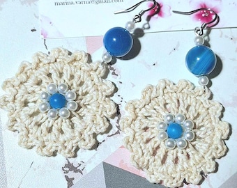 Pendientes de ganchillo. Piedra de ágata teñida de azul, gancho de acero inoxidable hipoalergénico.