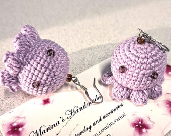 Pendientes de crochet color lila. Mini bisutería amigurumi de algodón. Anzuelo de acero inoxidable.