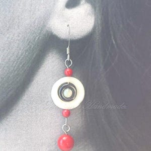 Conjunto de joyas de coral, concha, hematita, pulsera ajustable, pendientes largos, mezcla de blanco, rojo y gris metalizado. imagen 9