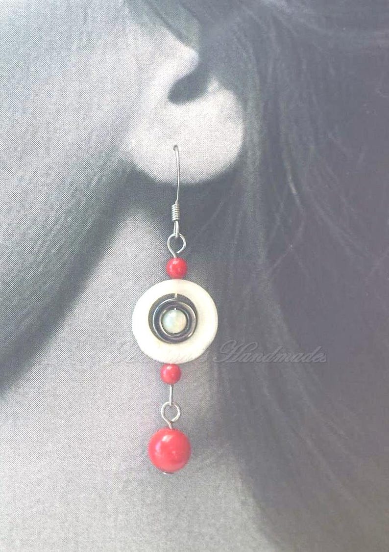 Conjunto de joyas de coral, concha, hematita, pulsera ajustable, pendientes largos, mezcla de blanco, rojo y gris metalizado. imagen 9