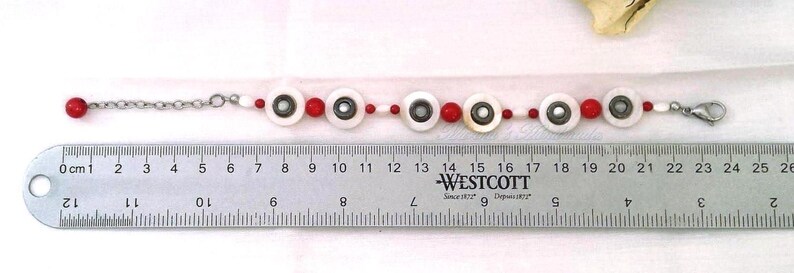 Conjunto de joyas de coral, concha, hematita, pulsera ajustable, pendientes largos, mezcla de blanco, rojo y gris metalizado. imagen 3