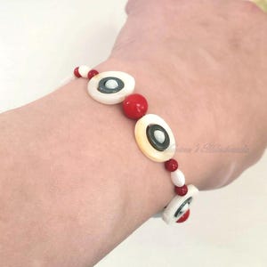 Conjunto de joyas de coral, concha, hematita, pulsera ajustable, pendientes largos, mezcla de blanco, rojo y gris metalizado. imagen 5
