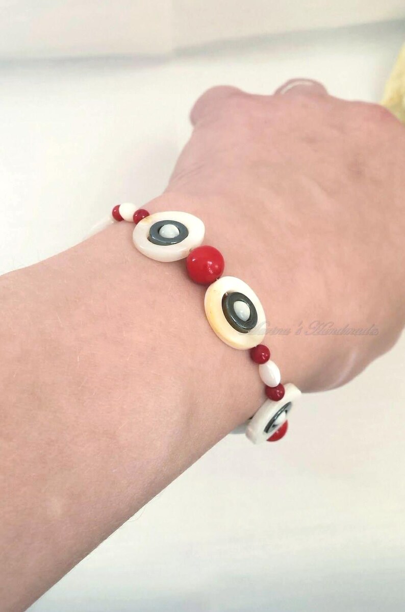 Conjunto de joyas de coral, concha, hematita, pulsera ajustable, pendientes largos, mezcla de blanco, rojo y gris metalizado. imagen 5