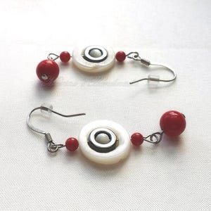 Conjunto de joyas de coral, concha, hematita, pulsera ajustable, pendientes largos, mezcla de blanco, rojo y gris metalizado. imagen 7