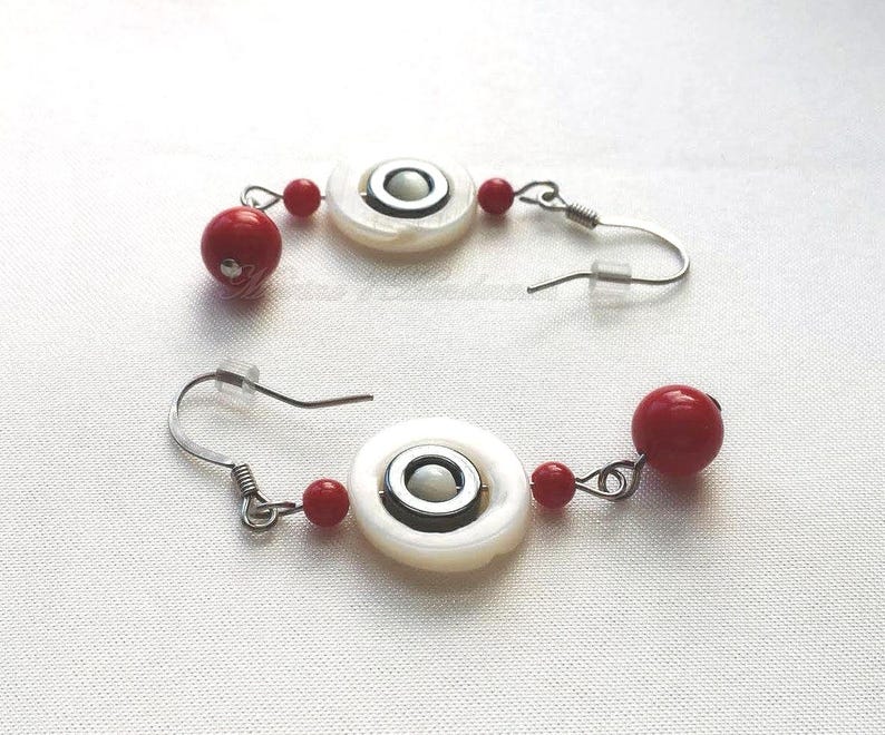 Conjunto de joyas de coral, concha, hematita, pulsera ajustable, pendientes largos, mezcla de blanco, rojo y gris metalizado. imagen 7