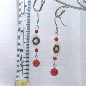 Conjunto de joyas de coral, concha, hematita, pulsera ajustable, pendientes largos, mezcla de blanco, rojo y gris metalizado. imagen 8