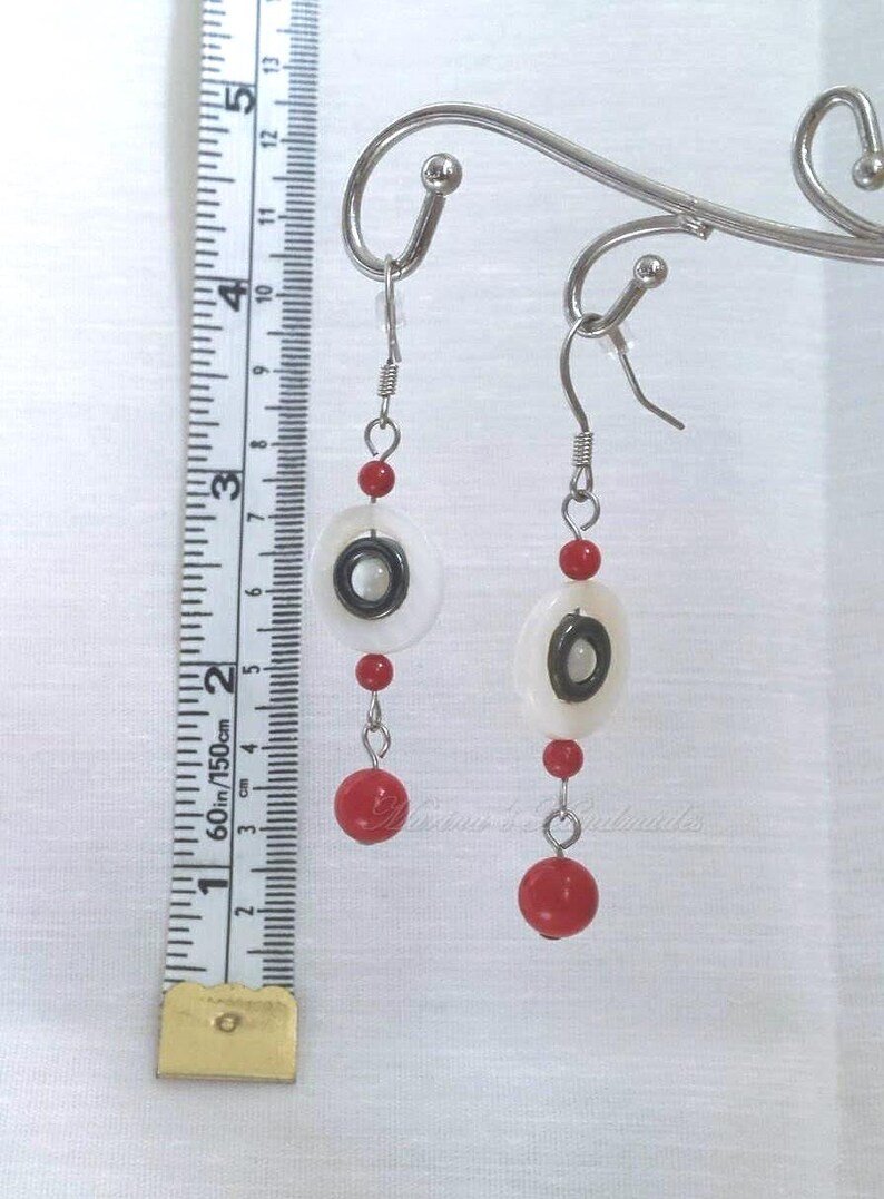 Conjunto de joyas de coral, concha, hematita, pulsera ajustable, pendientes largos, mezcla de blanco, rojo y gris metalizado. imagen 8