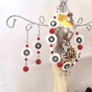 Conjunto de joyas de coral, concha, hematita, pulsera ajustable, pendientes largos, mezcla de blanco, rojo y gris metalizado. imagen 1