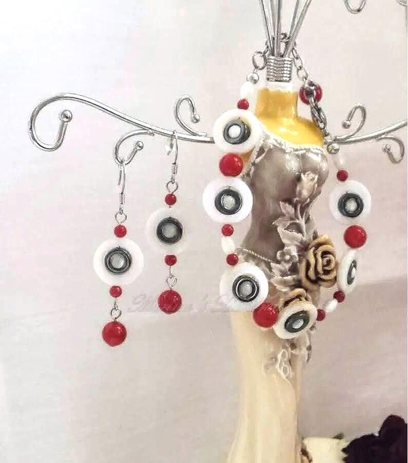Conjunto de joyas de coral, concha, hematita, pulsera ajustable, pendientes largos, mezcla de blanco, rojo y gris metalizado. imagen 1