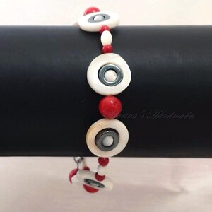 Conjunto de joyas de coral, concha, hematita, pulsera ajustable, pendientes largos, mezcla de blanco, rojo y gris metalizado. imagen 4