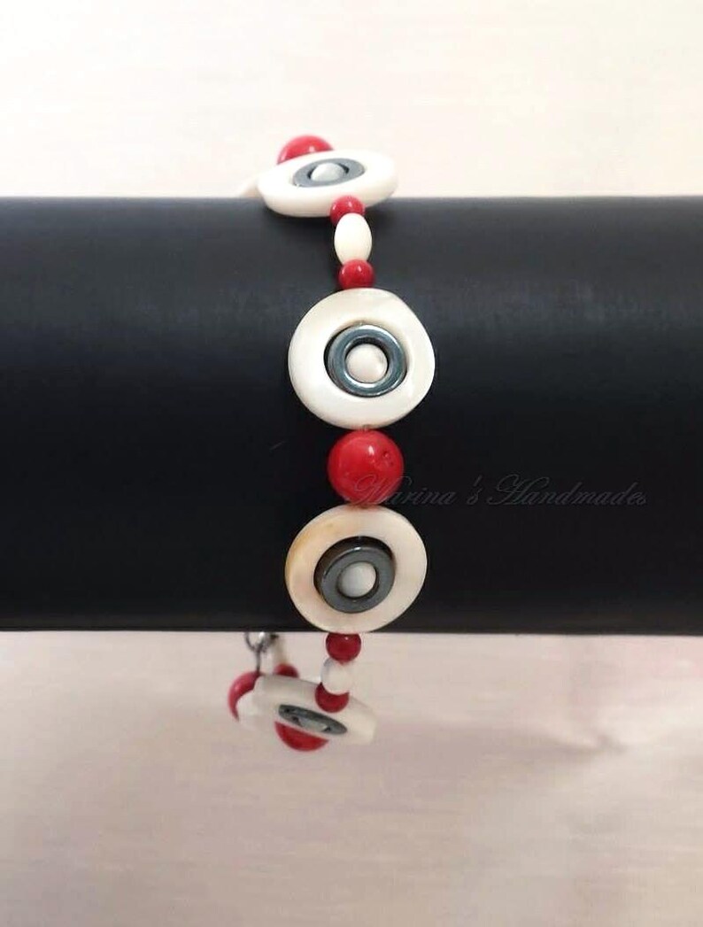 Conjunto de joyas de coral, concha, hematita, pulsera ajustable, pendientes largos, mezcla de blanco, rojo y gris metalizado. imagen 4
