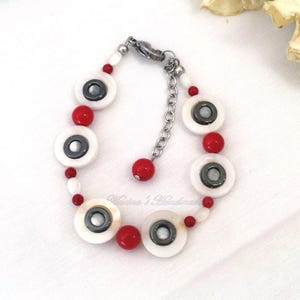 Conjunto de joyas de coral, concha, hematita, pulsera ajustable, pendientes largos, mezcla de blanco, rojo y gris metalizado. imagen 2