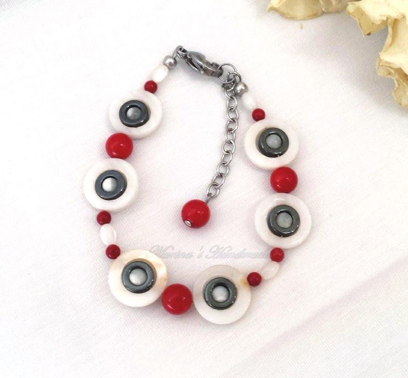 Conjunto de joyas de coral, concha, hematita, pulsera ajustable, pendientes largos, mezcla de blanco, rojo y gris metalizado. imagen 2
