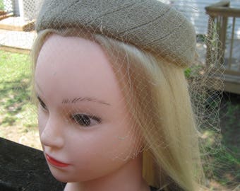McHenry's Pillbox, Beige Fabric With Grosgrain Bow, Netting, Loveman's Nashville, Stabilizing Combs, 1960's Pillbox Style,