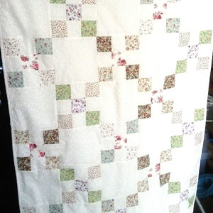 Unik handgjord spjälsäng med irländsk kedjemotiv, sommartäcke med elfenbensfärgad fleece, storlek ca 70 x 120 cm