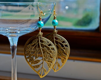 Les boucles d'oreilles feuille antique, bronze. Accents or, argent, cuivre avec une pierre turquoise. Cadeau idéal et léger.