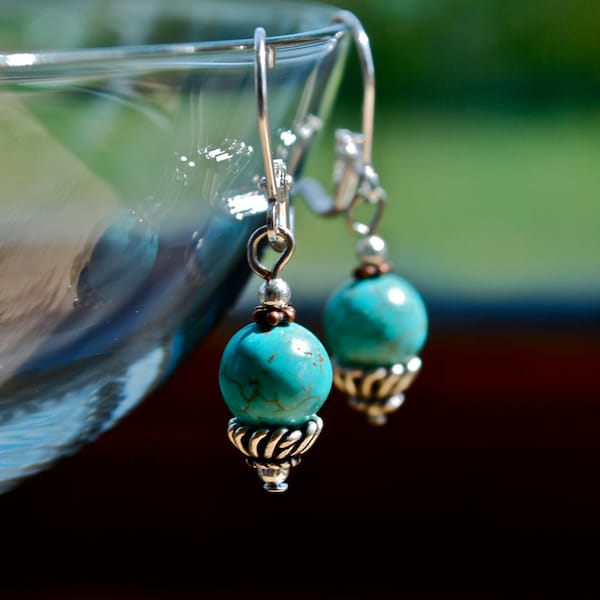 Boucles d’oreilles turquoises ronds élégants avec minéral veines perles accentués, argentées et cuivre