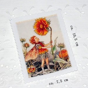 Könnte beinhalten: Eine Fee mit Flügeln und einem roten Kleid steht neben einer hohen orangefarbenen Blume mit gelber Mitte. Die Fee schaut zu der Blume hinauf. Das Bild ist etwa 7,5 cm x 10,5 cm groß.