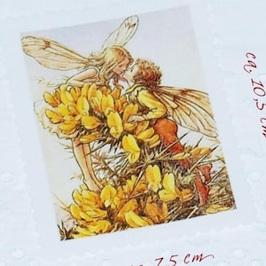 Könnte beinhalten: Ein rechteckiger Druck mit einem sich küssenden Feenpaar inmitten gelber Blumen. Das Bild, ca. 10,5 cm x 7,5 cm, zeigt die Feen mit detaillierten Flügeln und Kleidung vor einem weichen, illustrierten Hintergrund.