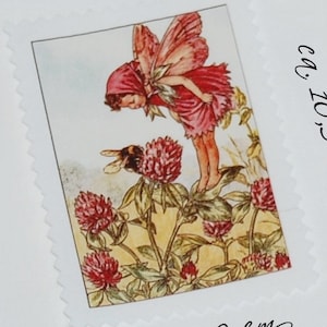 Betoverende applicatie met weideklaver, rode klaver, feeënbloem en feeënversieringen. Patchwork