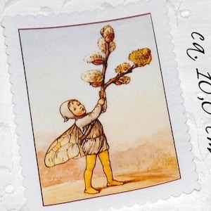 Könnte beinhalten: Rechteckiger Aufkleber mit gewelltem Rand, der eine Vintage-Illustration eines Kindes mit Feenflügeln zeigt, das einen Zweig mit gelben Kätzchen hält. Der Aufkleber ist ca. 7 cm x 10 cm groß.