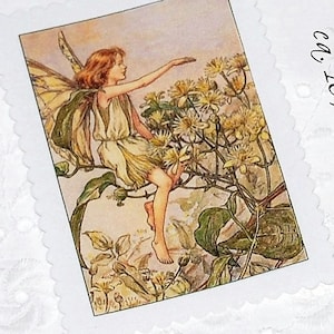 Könnte beinhalten: Ein rechteckiger Druck mit gewelltem Rand zeigt eine Fee mit roten Haaren und gelben Flügeln, die inmitten gelber Blumen sitzt. Der Druck ist ca. 10 cm x 7 cm groß.