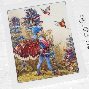 Könnte beinhalten: Rechteckige Illustration mit gewelltem Rand, die eine feenartige Figur mit blauem Hut und rotem Umhang zeigt, die durch einen Garten geht. Zwei Schmetterlinge flattern in der Nähe. Das Bild ist ca. 11,5 cm x 8,0 cm groß.