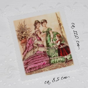 Könnte beinhalten: Vintage-Illustration von drei Frauen in Kleidern. Die Frau in der Mitte trägt ein grünes Kleid mit einem weißen Spitzenkragen. Die Frau links trägt ein rosa Kleid mit Rüschen. Die Frau rechts trägt ein rotes Kleid mit einem weißen Kragen. Die Illustration ist etwa 8,5 cm x 11 cm groß.