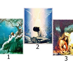 Könnte beinhalten: Drei gerahmte religiöse Kunstdrucke. Der erste zeigt eine Figur in weißen Gewändern unter einem Baum, die nach oben blickt. Der zweite zeigt eine Figur, die vor einem Felsen kniet, mit einem Engel darüber. Der dritte zeigt zwei Figuren in einem Wald.